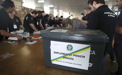Eleitores do exterior dão a Lula sete pontos de vantagem sobre Bolsonaro, mas são esquecidos pelos analistas